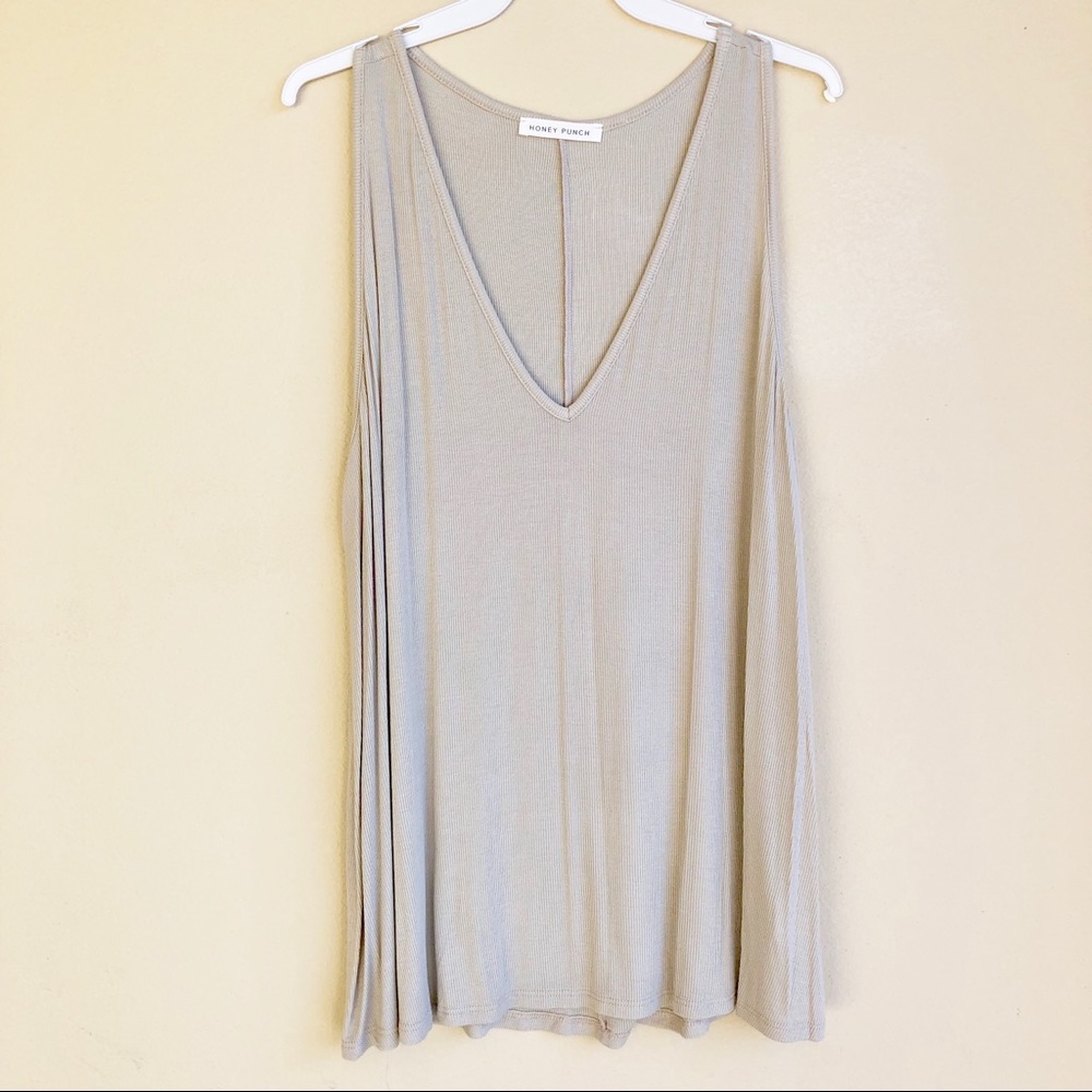 V neck sleeveless micro ribbed loose basic tank. - Picture 2 of 6